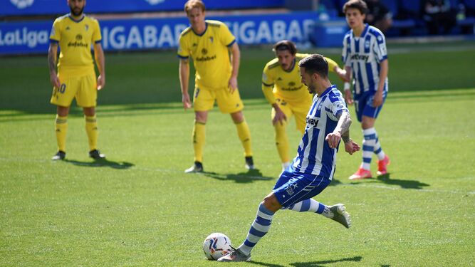Joselu lanza un penalti en el Alavés-Cádiz.