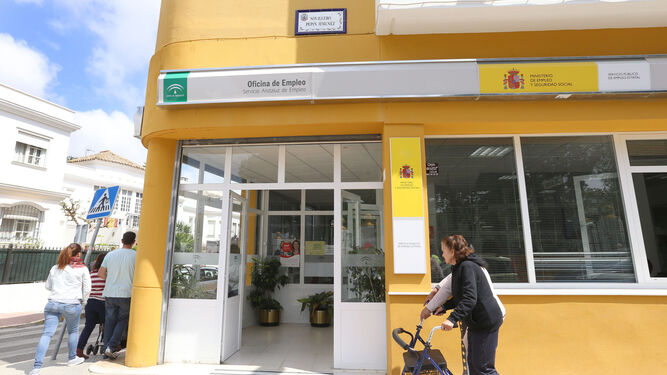 Oficina de empleo en la calle Novillero Pepín Jiménez (Chiclana).