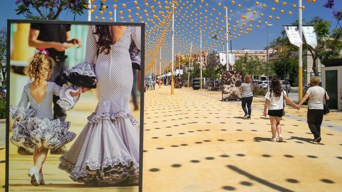 La exposición en La Calzada incluye 40 fotografías de gran formato sobre la Feria de la Manzanilla y las bodegas de Sanlúcar.