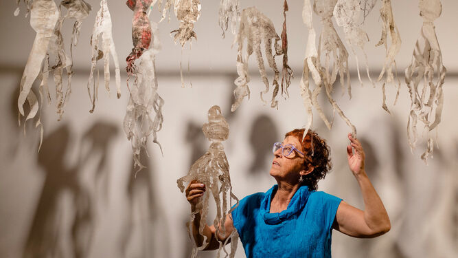 La artista Marisa Bascuñana, junto a una de las obras de 'Con la tinta del calamar'.
