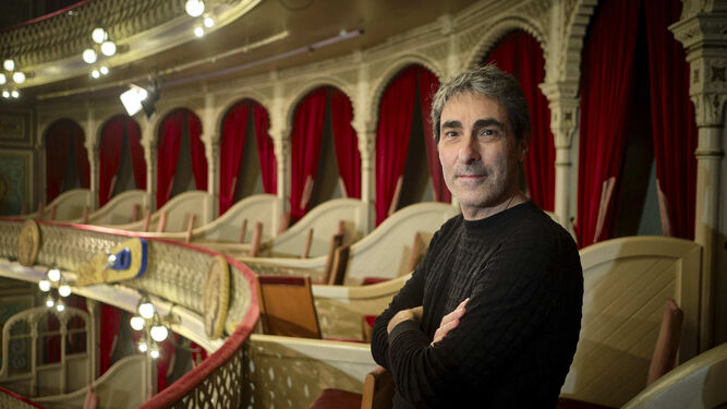 Martínez Ares posa en el Gran Teatro Falla.