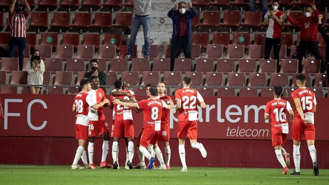 Los jugadores del Girona celebran uno de los goles al Almería.