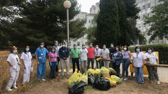 Participantes en la limpieza participativa de los pinares del hospital