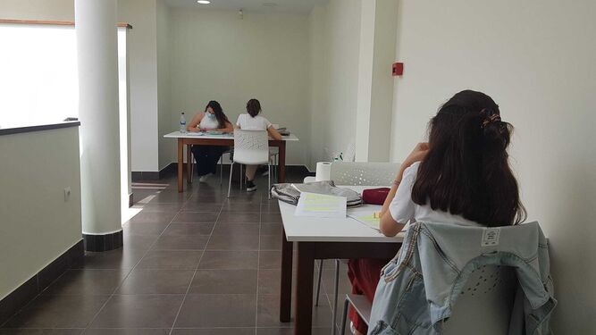 Estudiantes en la primera planta de la nueva sala de estudios de General Serrano.
