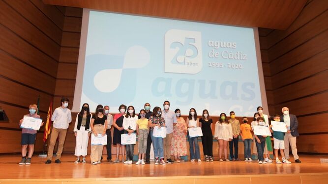 El alcalde de Cádiz junto a los ganadores y finalistas del concurso de microrrelatos Aguas de Cádiz.