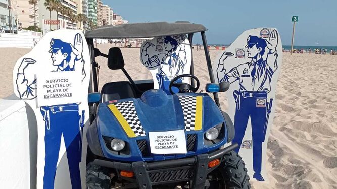 Imagen del vehículo de playas de la Policía Local con los agentes de cartón usados para la protesta.