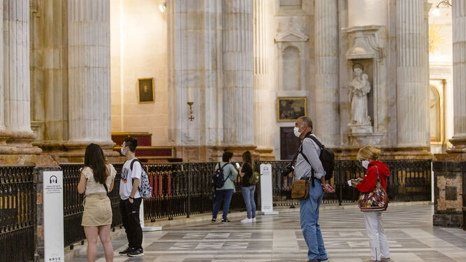 Un grupo de visitantes en la Catedral de Cádiz tras la reapertura de mayo.