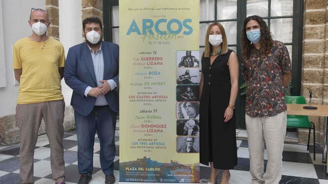 Toni Pino, Jaime Armario, Ana Carrera y Antonio Lizana, junto al cartel del festival arcense.