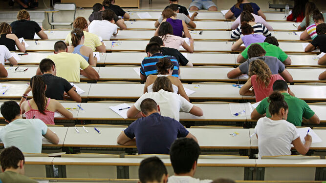 Estudiantes en una prueba de acceso.