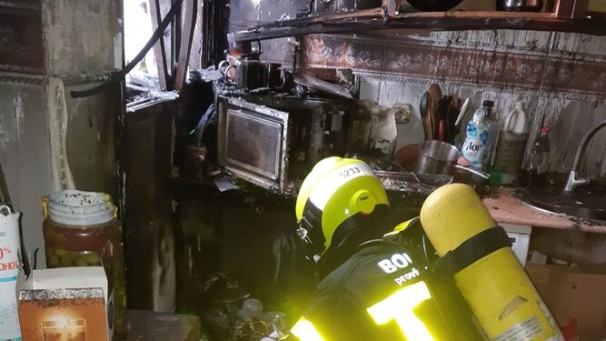 Un bombero en la cocina afectada por el incendio de una vivienda en San Fernando.