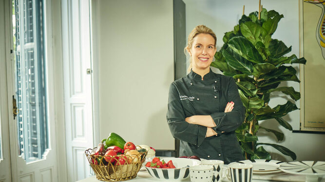 La chef Cristina Oria, con un frigorífico Bespoke de Samsung