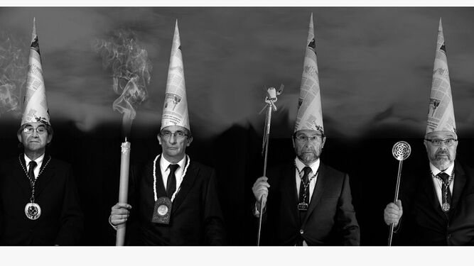 Los cuatro miembros de Tercero Efe en la fotografía ‘Misticismo cónico’, con sus periodísticos capirotes.