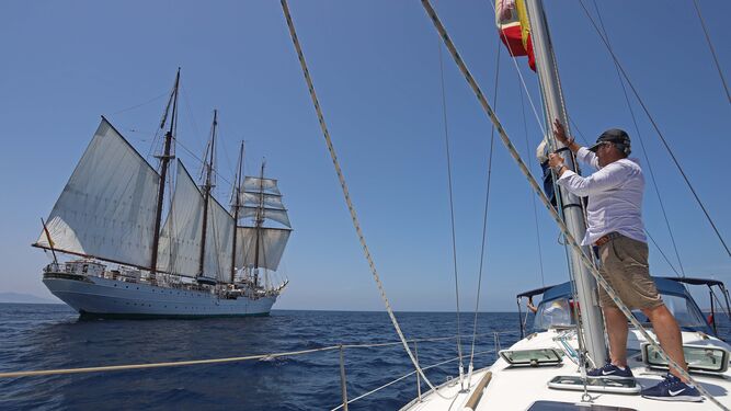 Fotos del 'Juan Sebastián Elcano' navegando por el Estrecho