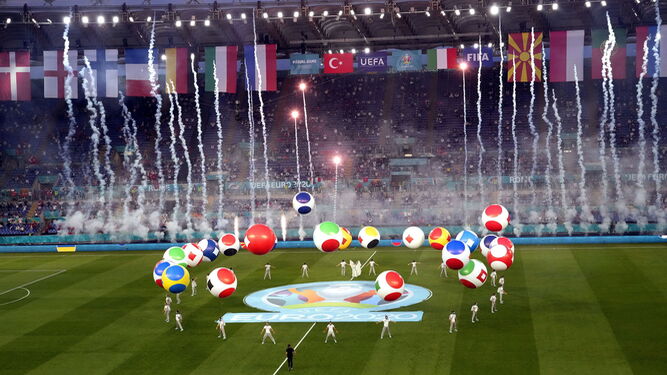 Una imagen del espectáculo inaugural de la Eurocopa en el estadio Olímpico de Roma.