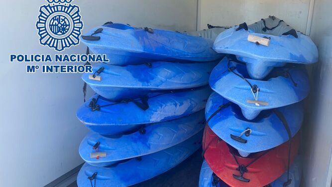 Los kayaks recuperados por la Policía Nacional en El Puerto.