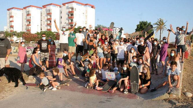 Una imagen de los vecinos que se concentraron el viernes junto a la pista de skate.