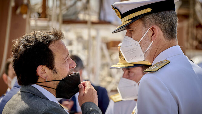 El alcalde de Cádiz se dirige al Rey, en el acto de bienvenida del ‘Juan Sebastián de Elcano’.