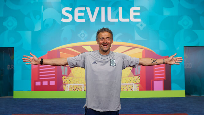 Luis Enrique bromea con un cartel de Sevilla y la Eurocopa.