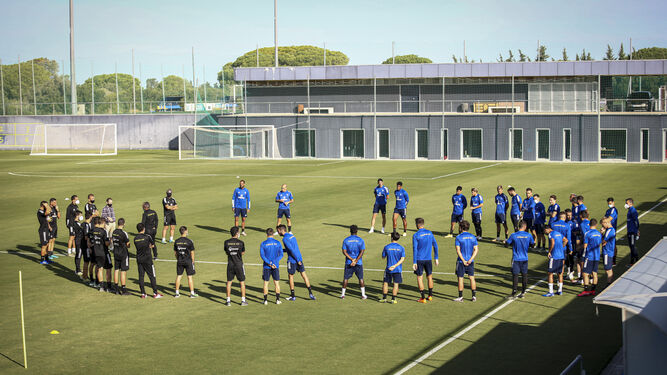Círculo de los jugadores del Cádiz en una sesión.