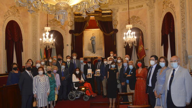 Los presidentes del Colegio de Médicos y de Enfermería de Cádiz, tras recoger el galardón, junto a todos los miembros del Ateneo gaditano.