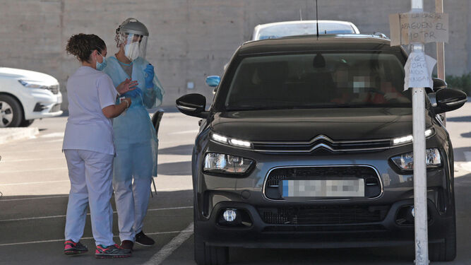 Sanitarias atienden a un usuario del punto autocovid del hospital de Jerez.