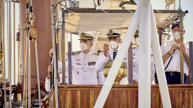 Ala izquierda, el Rey Felipe VI. Al otro lado, a la derecha, el práctico del puerto Rafael Ponce, minutos antes de terminar su labor a bordo del buque-escuela ‘Juan Sebastián Elcano’