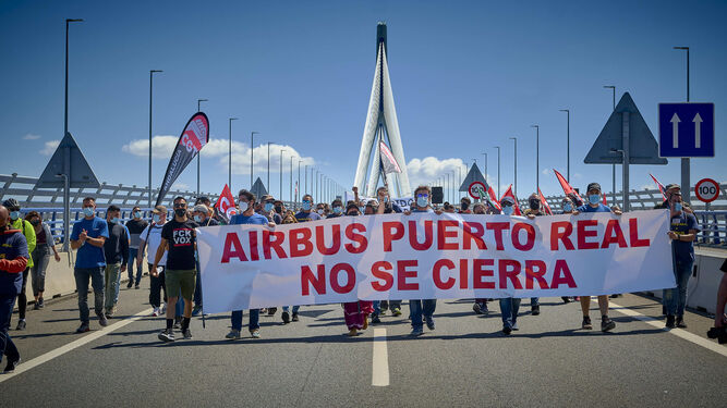 Manifestación contra el cierre de Airbus por el puente de la Constitución, el pasado 1 de mayo