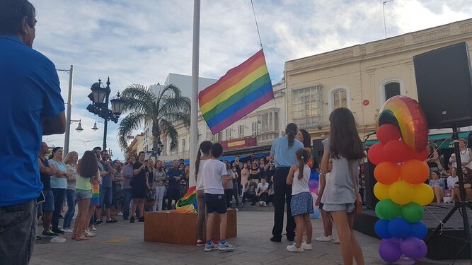 Izado de la bandera arcoiris, en la cita con el Orgullo LGTBIQ de 2018.
