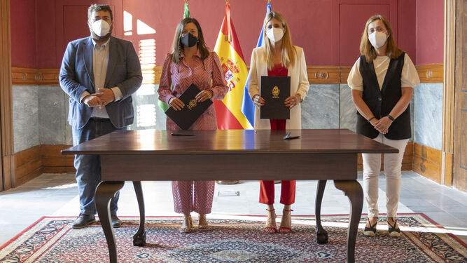 Representantes municipales y de Párkinson en la firma del acuerdo.