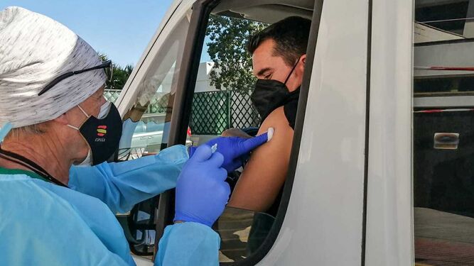 Una persona recibe la vacuna del Covid en uno de los puntos de vacunación de la localidad.