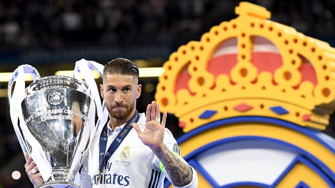 Sergio Ramos levantando la Copa de Europa que consiguió ante la Juventus