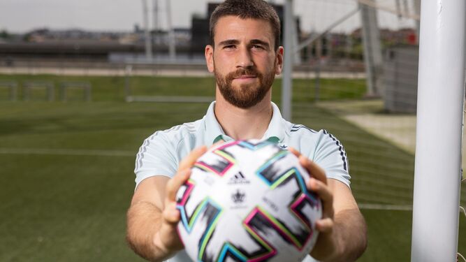 Unai Simón posa con el balón oficial de la Eurocopa.