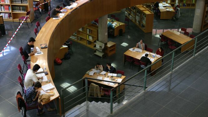 Interior de la biblioteca universitaria del campus  de Teatinos en la Universidad de Málaga.