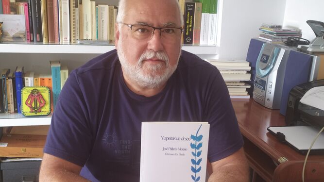 El poeta José Pallarés Moreno mostrando un ejemplar de su cuarto libro, titulado 'Y apenas un deseo'.