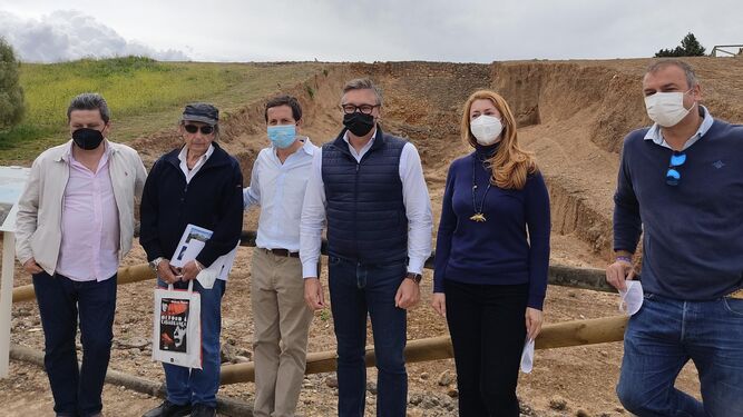 Miembros de Vox, con el arqueólogo Diego Ruiz Mata, durante una visita al yacimiento de Doña Blanca.