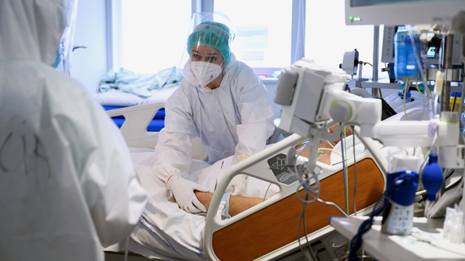 Personal sanitario atiende a un paciente con Covid-19 en el Hospital Marqués de Valdecillas de Santander.