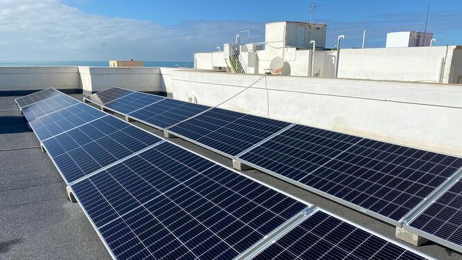 Placas solares en la cubierta de un edificio de Cádiz.