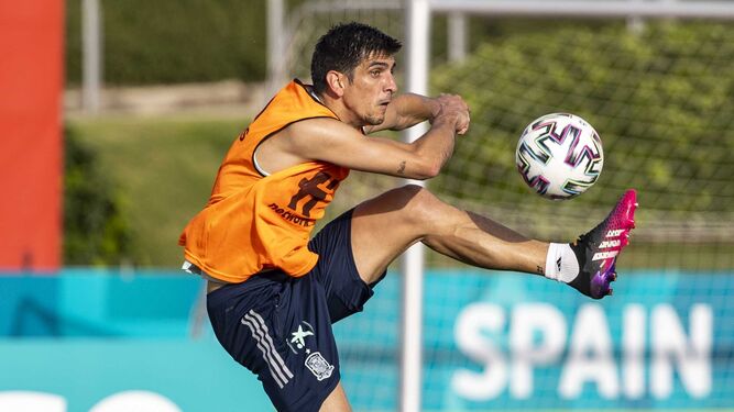 Gerard Moreno controla un balón en Las Rozas durante el entrenamiento de la selección.