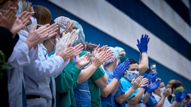 Sanitarios agradeciendo el aplauso de la ciudadanía los días más duros de la pandemia.
