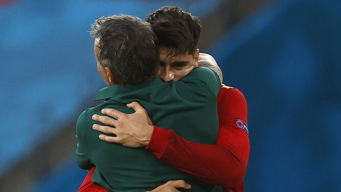 Luis Enrique recibe el abrazo de Morata tras su gol.