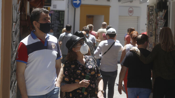Turistas pasean por la Judería de Córdoba.