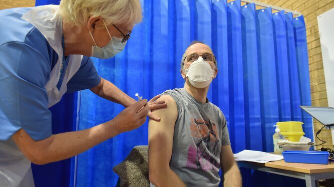 Un paciente de 51 años recibe una dosis de Pfizer en un centro de vacunación de Cardiff.