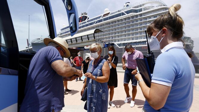 Turistas se apean del crucero en Málaga.
