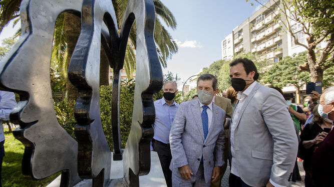 Manuel Movilla y José María González charlan delante de la escultura descubierta.