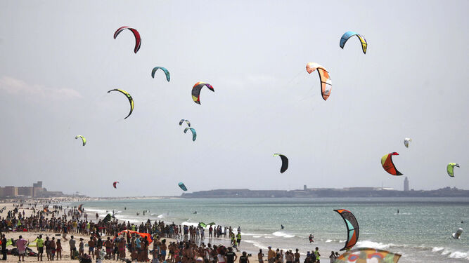 Una prueba de kitesurf en Tarifa.