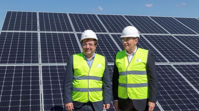 El presidente de la Junta de Extremadura, Guillermo Fernández Vara y el de Iberdrola, Ignacio Galán, durante el acto de colocación de la primera piedra de la planta fotovoltaica "Núñez de Balboa" de Badajoz, hace dos años.
