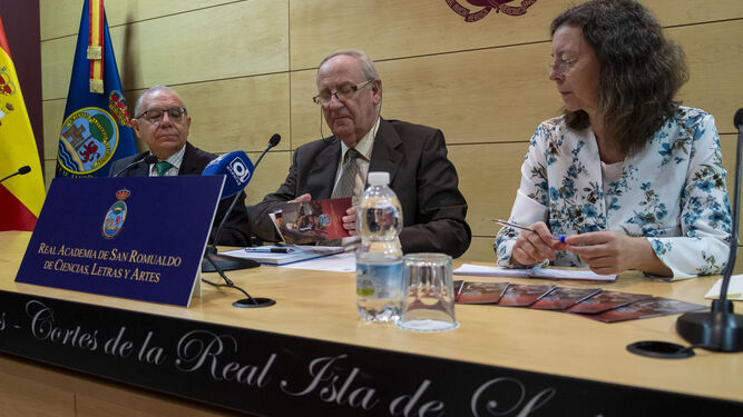 El presidente de la Academia, José Enrique de Benito Dorronzoro, junto a Adelaida Bordés y Juan Torrejón, miembros de la directiva, en una imagen de archivo.