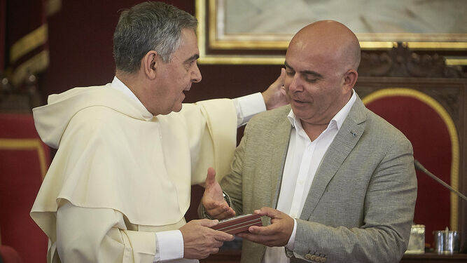 Momento en que el dominico Pascual Saturio recibía de manos de David Navarro la medalla de oro de la ciudad a la Virgen del Rosario, en junio de 2017