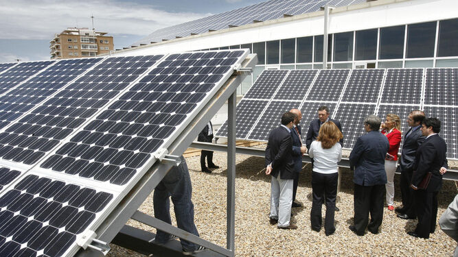 Paneles fotovoltaicos en la Facultad de Empresariales de Cádiz.