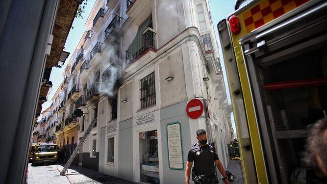 Los bomberos sofocan el incendio en una vivienda en la esquina entre las calles Sagasta y Sacramento de Cádiz.